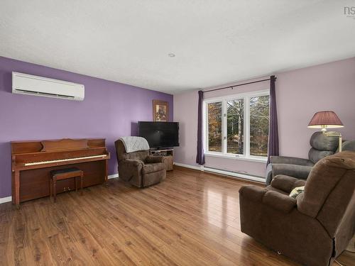 83 Samuel Oickle Road, West Clifford, NS - Indoor Photo Showing Living Room