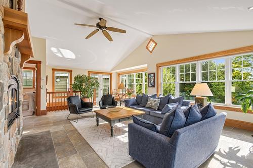 Living room - 41 Rue Mountain, Sutton, QC - Indoor Photo Showing Living Room