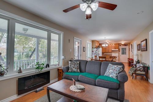 Living room - 106B Ch. De La Montagne, L'Île-Du-Grand-Calumet, QC - Indoor Photo Showing Living Room