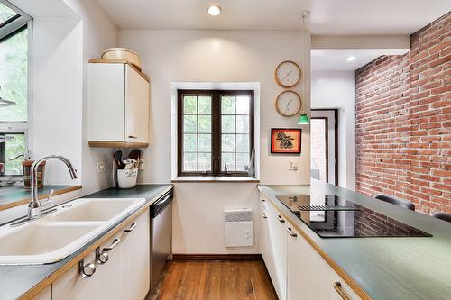 Kitchen - 240 Av. Redfern, Westmount, QC 