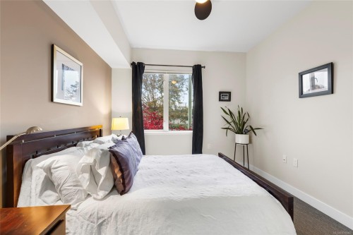 206-4040 Borden St, Saanich, BC - Indoor Photo Showing Bedroom