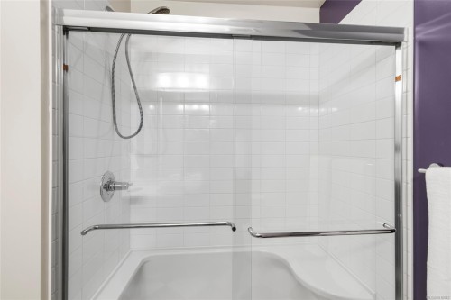 206-4040 Borden St, Saanich, BC - Indoor Photo Showing Bathroom