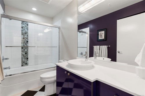 206-4040 Borden St, Saanich, BC - Indoor Photo Showing Bathroom