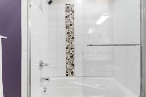 206-4040 Borden St, Saanich, BC - Indoor Photo Showing Bathroom