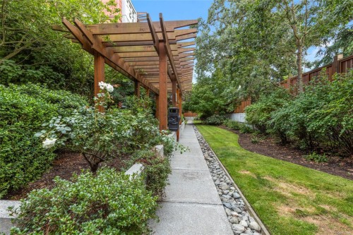 206-4040 Borden St, Saanich, BC - Outdoor