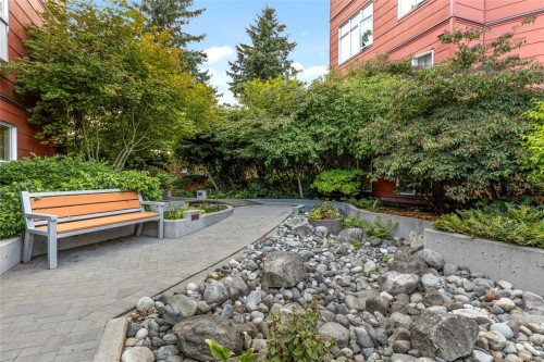 206-4040 Borden St, Saanich, BC - Outdoor