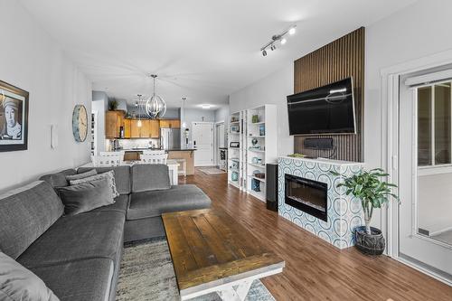 111-3739 Casorso Road, Kelowna, BC - Indoor Photo Showing Living Room With Fireplace