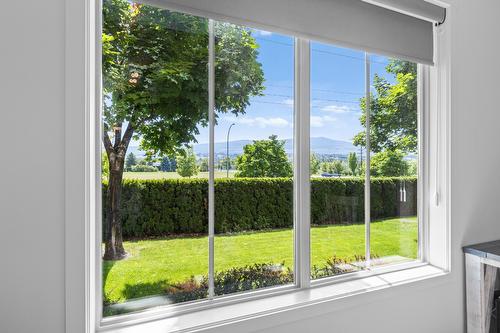 111-3739 Casorso Road, Kelowna, BC - Indoor Photo Showing Other Room