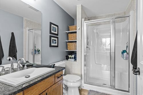 111-3739 Casorso Road, Kelowna, BC - Indoor Photo Showing Bathroom