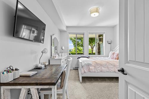 111-3739 Casorso Road, Kelowna, BC - Indoor Photo Showing Bedroom