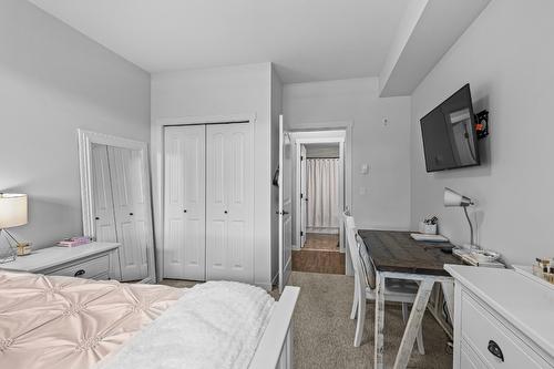 111-3739 Casorso Road, Kelowna, BC - Indoor Photo Showing Bedroom