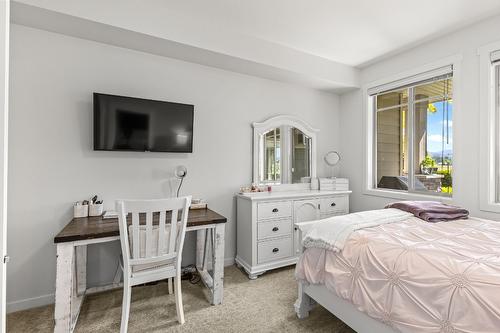 111-3739 Casorso Road, Kelowna, BC - Indoor Photo Showing Bedroom