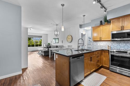 111-3739 Casorso Road, Kelowna, BC - Indoor Photo Showing Kitchen With Upgraded Kitchen