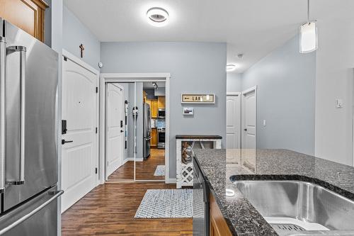 111-3739 Casorso Road, Kelowna, BC - Indoor Photo Showing Kitchen