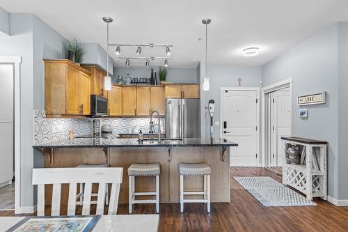 111-3739 Casorso Road, Kelowna, BC - Indoor Photo Showing Kitchen With Upgraded Kitchen