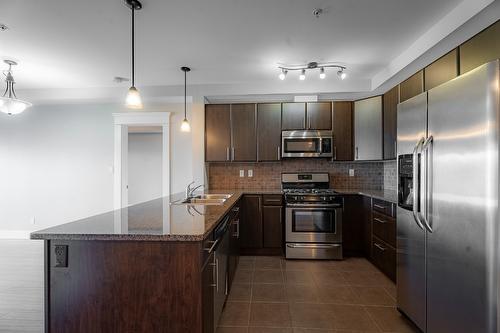 504-975 Victoria  W Street, Kamloops, BC - Indoor Photo Showing Kitchen With Double Sink With Upgraded Kitchen