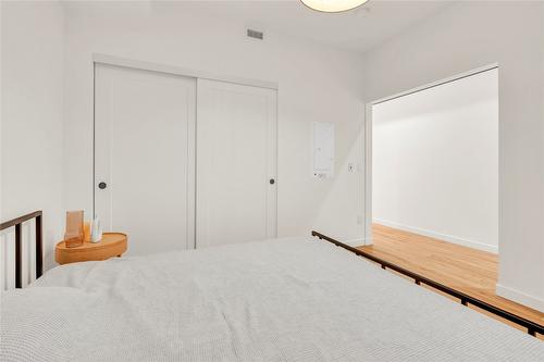 311-660 Cawston Avenue, Kelowna, BC - Indoor Photo Showing Bedroom