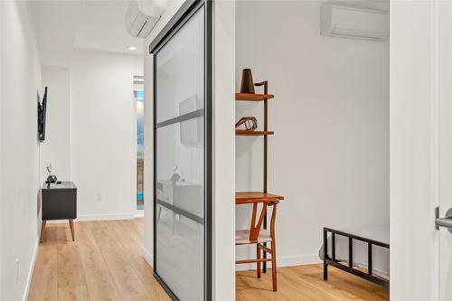 311-660 Cawston Avenue, Kelowna, BC - Indoor Photo Showing Other Room