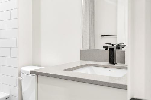311-660 Cawston Avenue, Kelowna, BC - Indoor Photo Showing Bathroom
