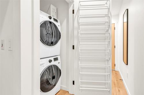 311-660 Cawston Avenue, Kelowna, BC - Indoor Photo Showing Laundry Room