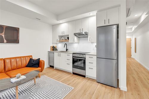 311-660 Cawston Avenue, Kelowna, BC - Indoor Photo Showing Kitchen