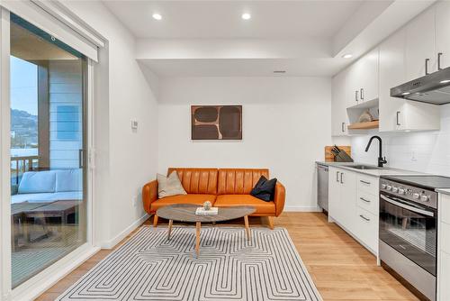 311-660 Cawston Avenue, Kelowna, BC - Indoor Photo Showing Kitchen With Upgraded Kitchen