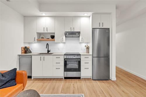 311-660 Cawston Avenue, Kelowna, BC - Indoor Photo Showing Kitchen With Upgraded Kitchen