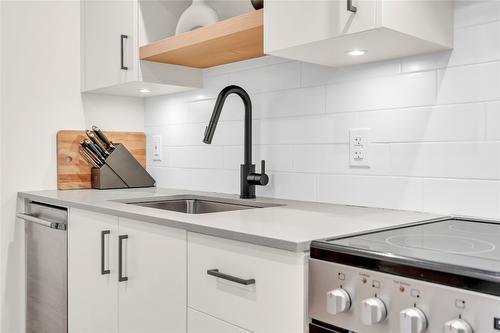 311-660 Cawston Avenue, Kelowna, BC - Indoor Photo Showing Kitchen