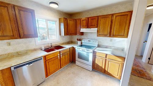 717 6Th Street, Cranbrook, BC - Indoor Photo Showing Kitchen With Double Sink