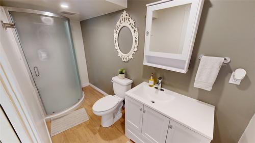 717 6Th Street, Cranbrook, BC - Indoor Photo Showing Bathroom