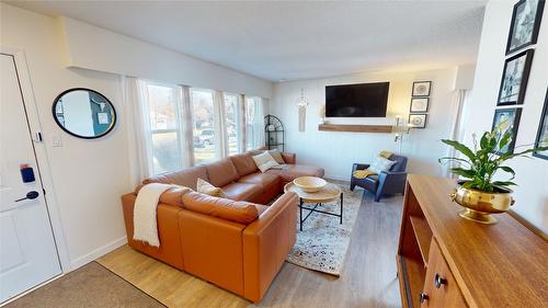 717 6Th Street, Cranbrook, BC - Indoor Photo Showing Living Room