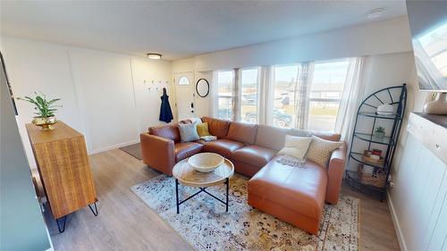 717 6Th Street, Cranbrook, BC - Indoor Photo Showing Living Room