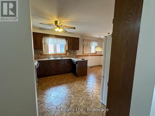 118 Antigua Road, Mississauga, ON - Indoor Photo Showing Kitchen With Double Sink