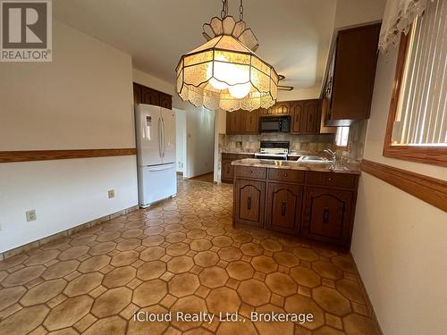 118 Antigua Road, Mississauga, ON - Indoor Photo Showing Kitchen