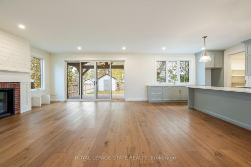 3922 Twenty Third Street, Lincoln, ON - Indoor Photo Showing Living Room With Fireplace