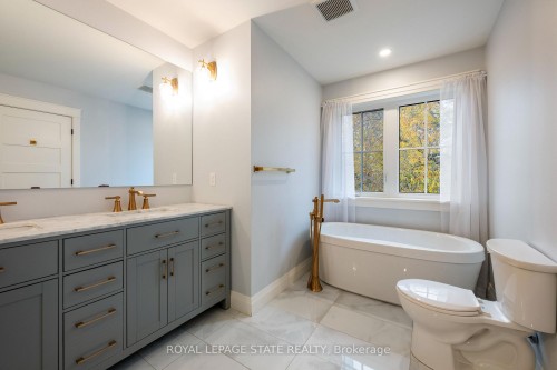 3922 Twenty Third Street, Lincoln, ON - Indoor Photo Showing Bathroom
