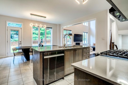 99 Bethpage Crescent, Newmarket, ON - Indoor Photo Showing Kitchen With Double Sink