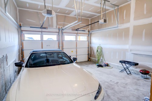 99 Bethpage Crescent, Newmarket, ON - Indoor Photo Showing Garage