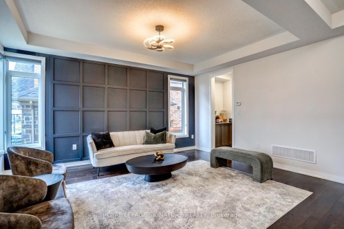 99 Bethpage Crescent, Newmarket, ON - Indoor Photo Showing Living Room