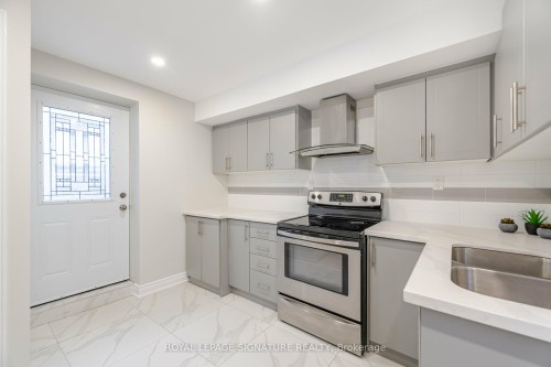 388 Antigua Road, Mississauga, ON - Indoor Photo Showing Kitchen With Double Sink