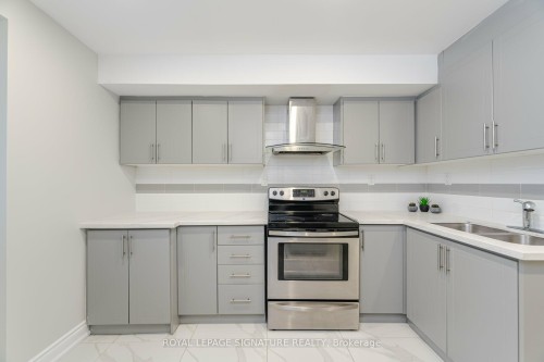 388 Antigua Road, Mississauga, ON - Indoor Photo Showing Kitchen With Double Sink