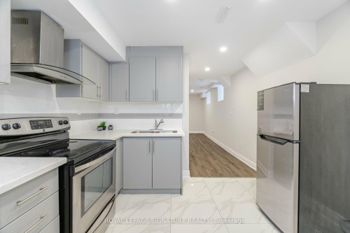 388 Antigua Road, Mississauga, ON - Indoor Photo Showing Kitchen With Double Sink With Upgraded Kitchen