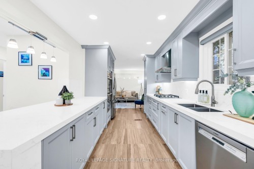 6467 Edenwood Drive, Mississauga, ON - Indoor Photo Showing Kitchen With Double Sink With Upgraded Kitchen
