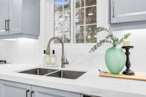 6467 Edenwood Drive, Mississauga, ON - Indoor Photo Showing Kitchen With Double Sink With Upgraded Kitchen