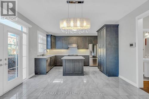 198 Jessie Caverhill Pass, Oakville, ON - Indoor Photo Showing Kitchen With Upgraded Kitchen