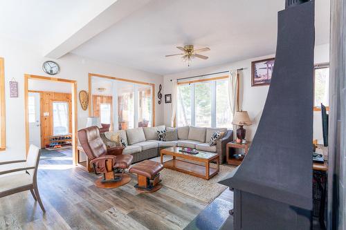 Salle familiale - 54 Ch. Isok, Waltham, QC - Indoor Photo Showing Living Room