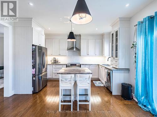 543 Wansbrough Way, Shelburne, ON - Indoor Photo Showing Kitchen With Upgraded Kitchen
