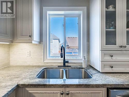543 Wansbrough Way, Shelburne, ON - Indoor Photo Showing Kitchen With Double Sink