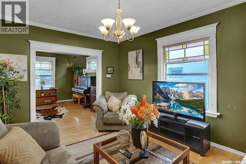 1127 2Nd Avenue Nw, Moose Jaw, SK - Indoor Photo Showing Living Room