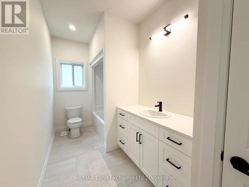 Main 4pc Bath - 151 Westlinks Drive, Saugeen Shores, ON - Indoor Photo Showing Bathroom